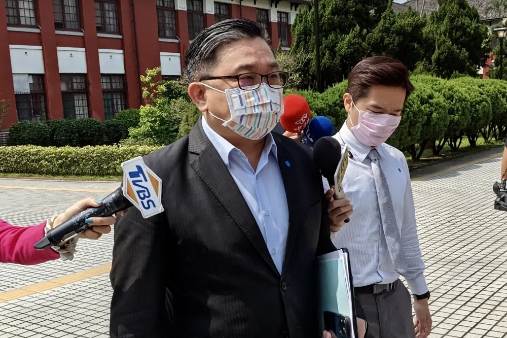 王定宇台南服務處遭人潑紅漆　鐵門被寫「X人妻很爽嗎」