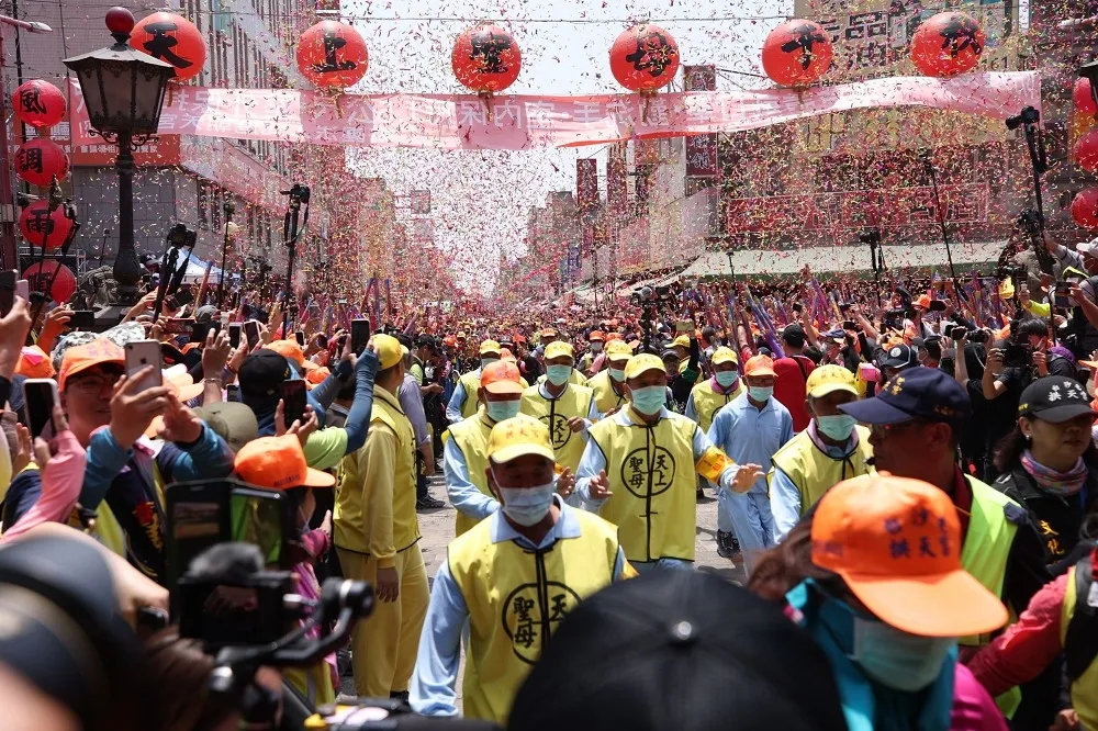 【圖輯】「粉紅超跑」抵朝天宮　數萬信眾夾道歡迎