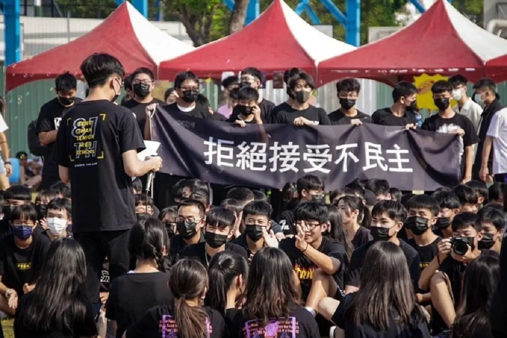 【我們是民主的戰士】鳳山高中園遊會湧黑潮　上百學生抗議校方漠視投票程序