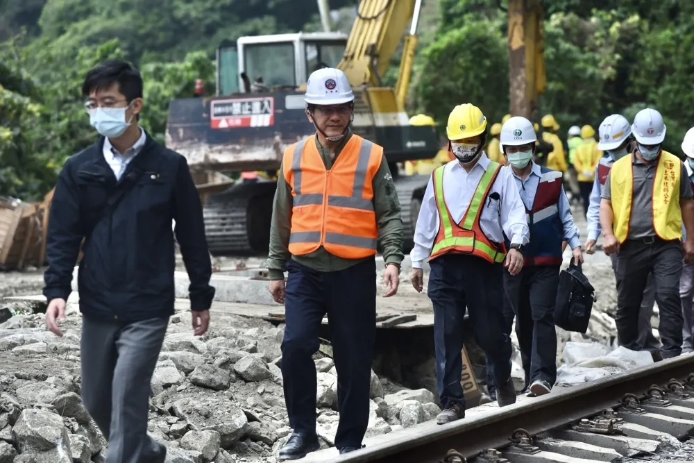 下台前最後一搭！太魯閣號事故地點19日通車　林佳龍搭首班車赴花蓮