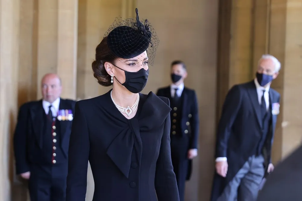 用日本贈送的珍珠項鍊向女王73年婚致敬　凱特王妃喪禮穿搭優雅獲好評