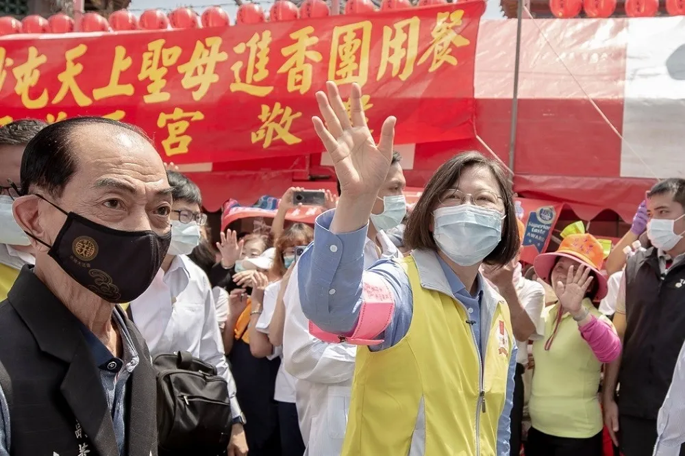 【媽祖情緣】蔡英文再陪白沙屯媽走「總統之路」　朝天宮董座蔡咏鍀撕藍標挺英