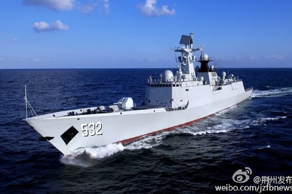 台漁民直擊解放軍054A型護衛艦「荊州號」　穿越海峽中線