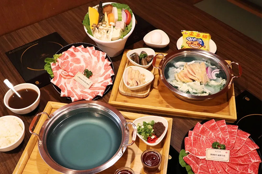 【影片】超夢幻「藍眼淚雞湯鍋」每日限量10鍋　加點梅花豬、霜降牛再享 5 折優惠
