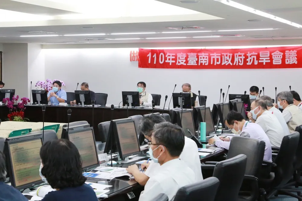 台南4/26起停止三溫暖、洗車業、游泳池供水              黃偉哲：民眾主動節水有獎金可拿