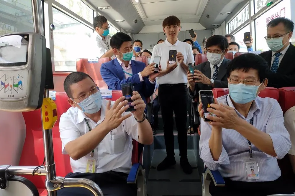 看準疫情零接觸商機　25歲老闆推全國首創零接觸下車鈴