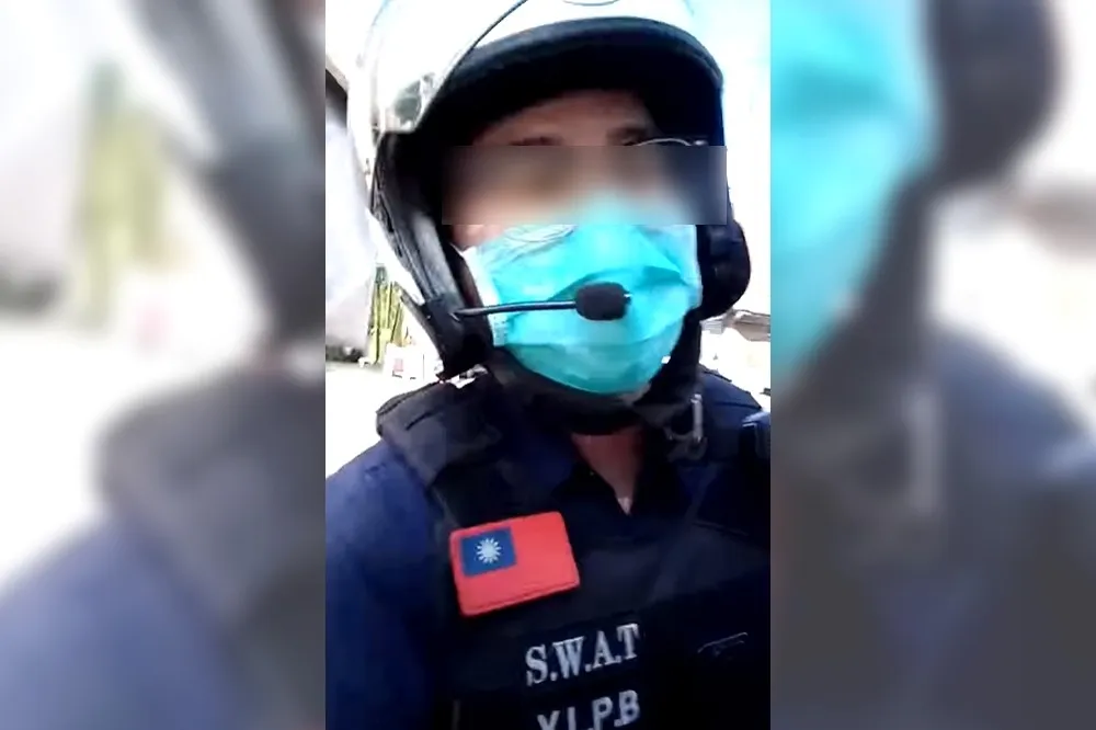 【被罵蠢爆氣】警「沒見過妳」盤查女師遭拒　壓制上銬嗆不爽去陳情啊