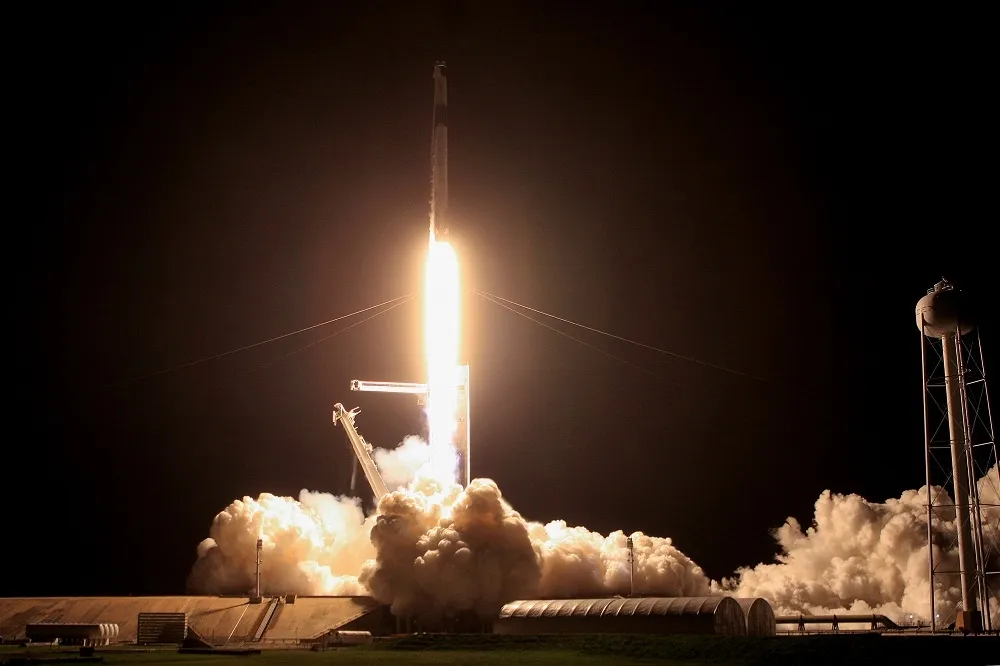 SpaceX首度成功利用「重複使用」太空艙　送美日法4名太空人上太空站