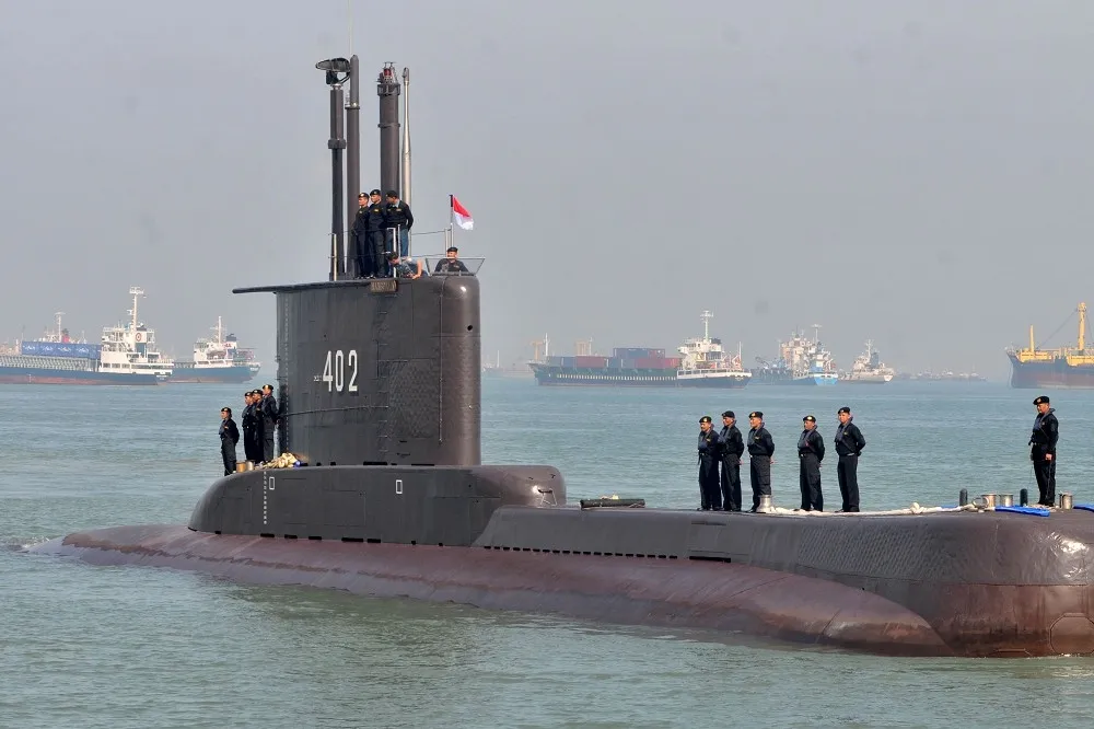 【海底850公尺】印尼潛艦證實沉沒　軍方撈到艦內殘骸、53名官兵全數罹難
