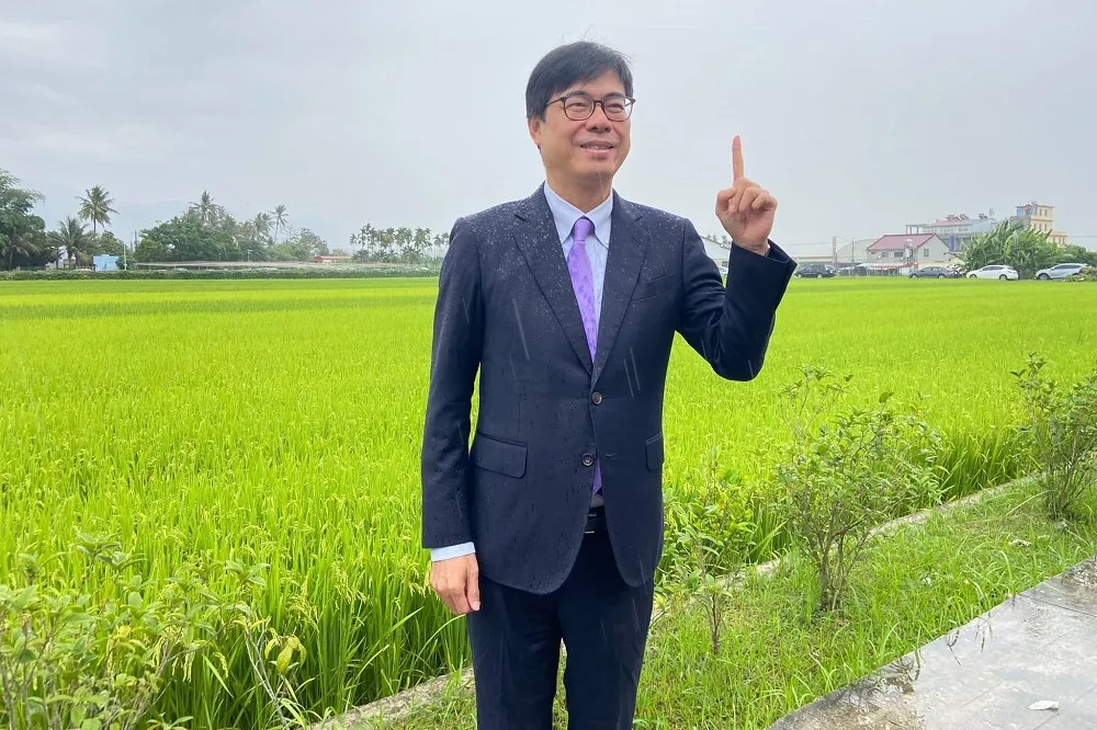 樂翻！美濃證婚逢甘霖　陳其邁興奮穿西裝淋雨