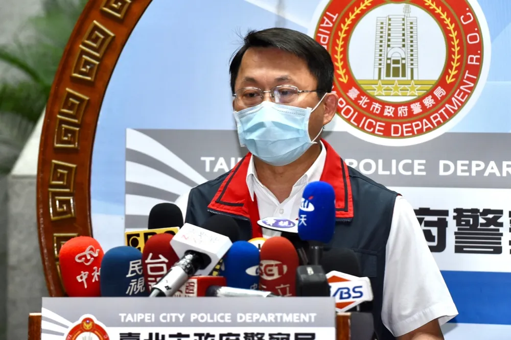 【黑衣人砸派出所】松山警分局長疑答非所問　當場遭嗆「記者會乾脆不要開」
