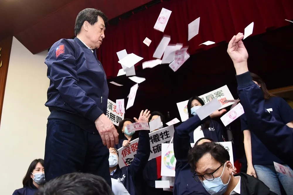 國務機要費除罪鬧衝突　國民黨團占主席台狂撒「SOGO禮券」