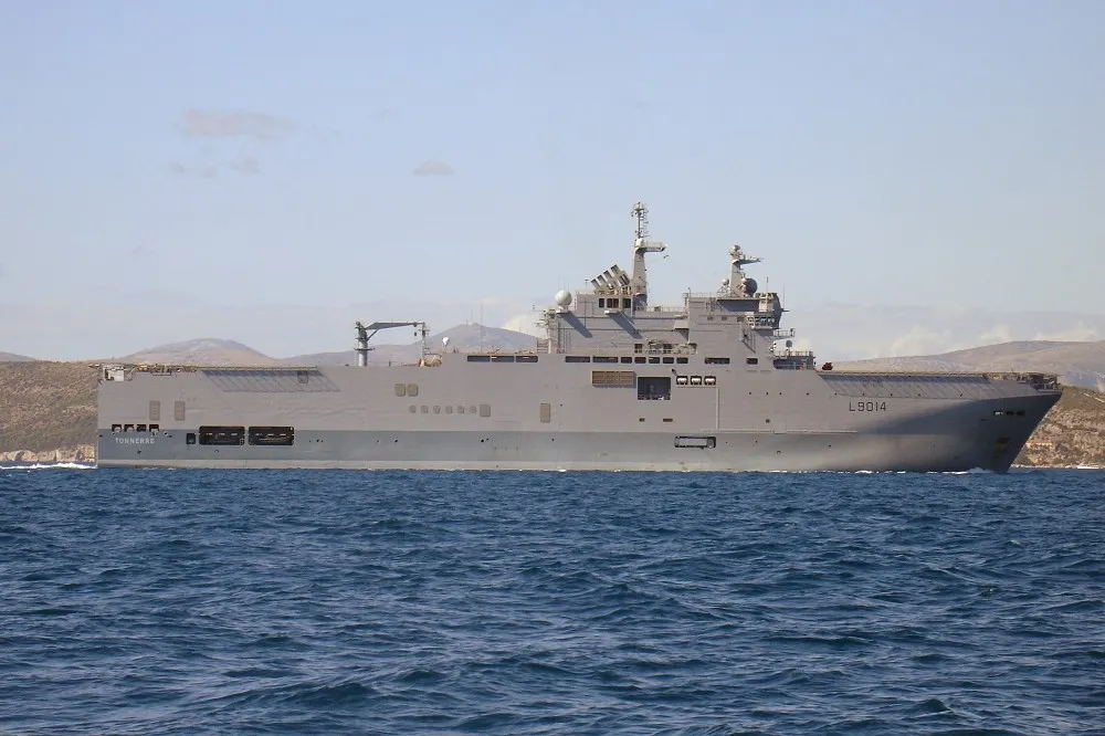 【南海衝突】衛星圖照顯示　法國兩棲攻擊艦駛過中國軍事島礁西沙群島　