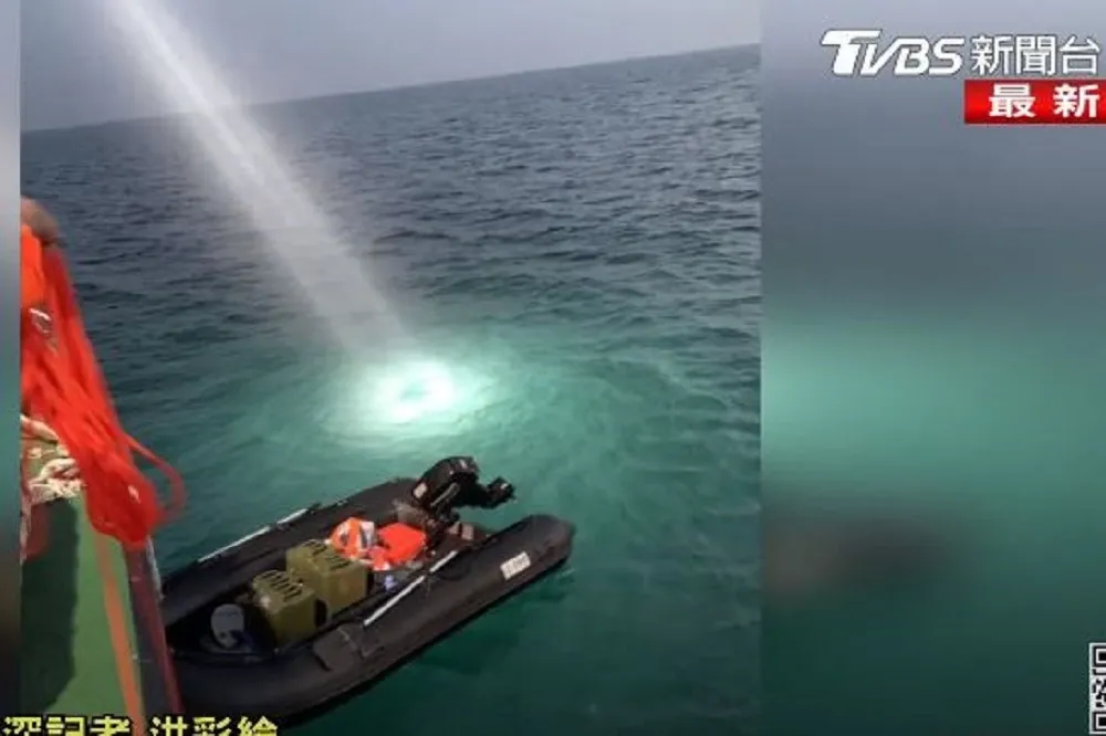狂！中國偷渡客駕「軍用橡皮艇」橫渡台灣海峽　台中上岸高喊「投奔自由」