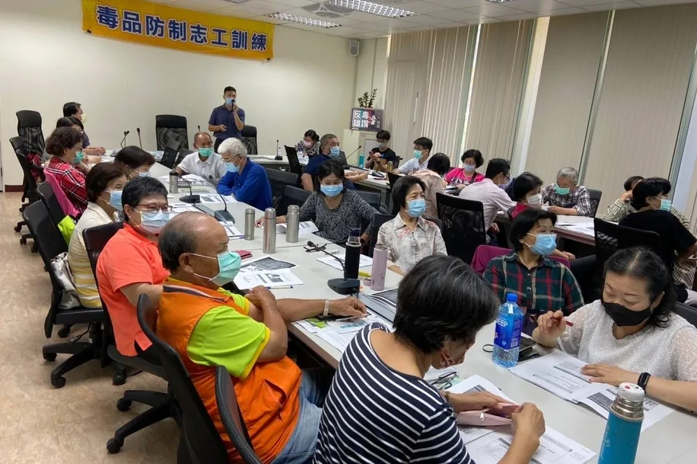 高市毒防局首創榮譽輔佐志工　投入輔導個案協助陪伴工作