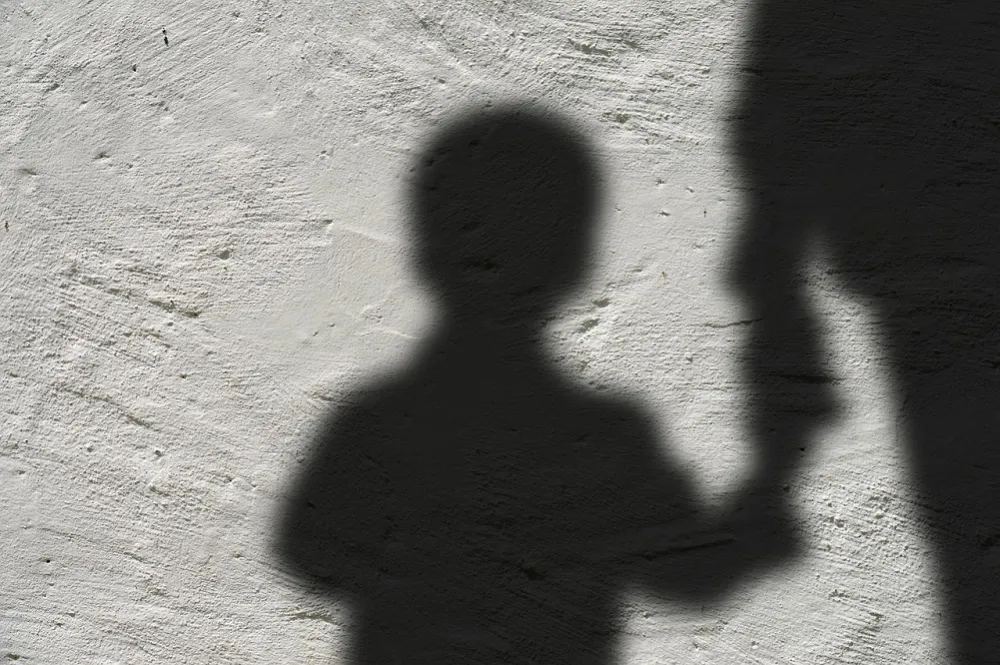 涉性侵13歲直播主女兒　中國父錄影片賣給「抖內網友」