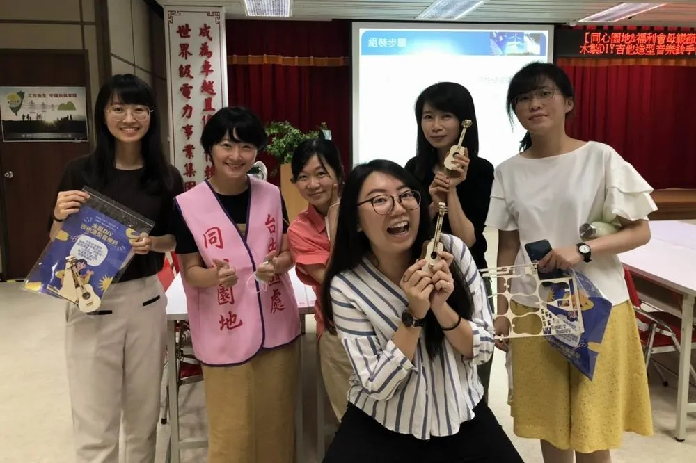 台電台中區處邀同仁DIY母親節愛的小禮