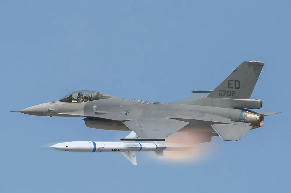 美國硬塞AGM-88舊貨給台灣？  美軍售台灣的高速反輻射飛彈性能如何