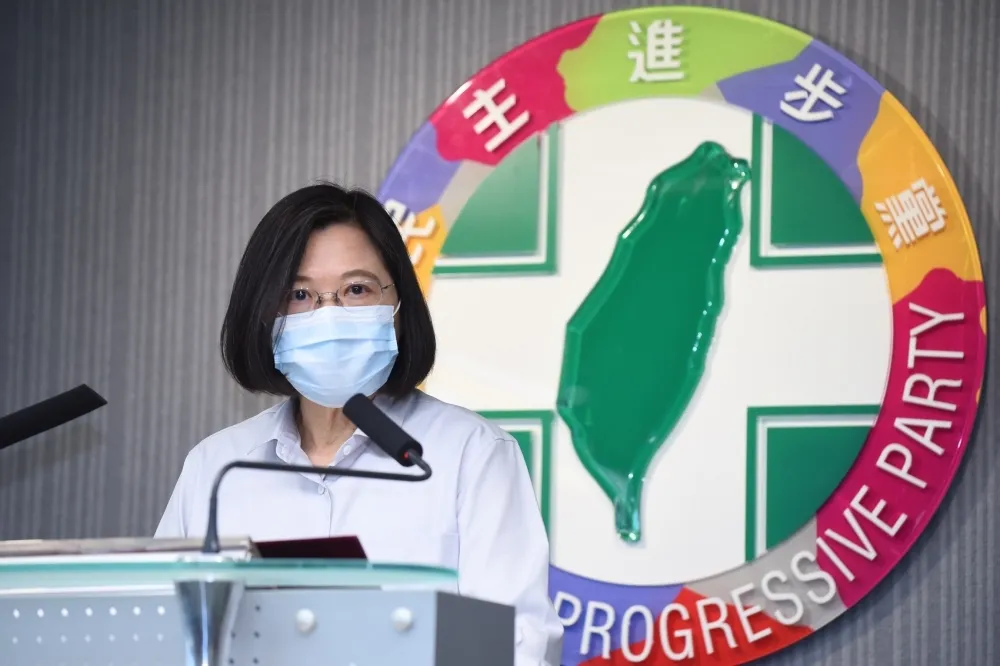 【面對黑風暴】蔡英文收拾亂局向全國主委喊話　「民進黨裡有大人，我就是大人！」