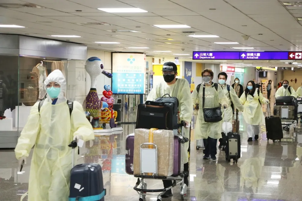 印度醫療專機傍晚抵台　2確診外交官員直接送醫治療