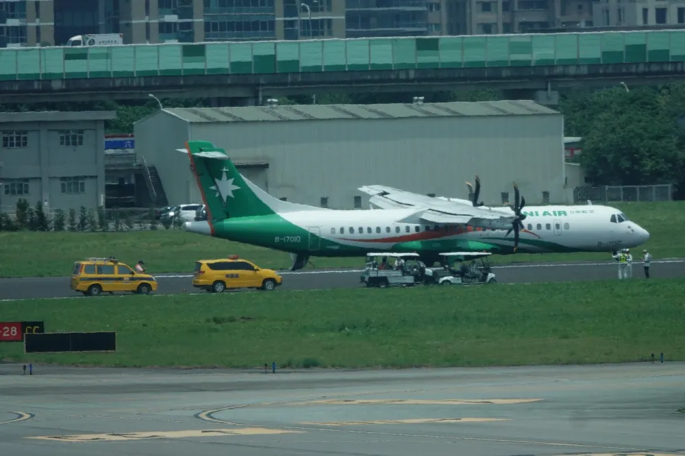 【快訊】立榮航班空中爆胎緊急迫降　松山機場跑道關閉至下午3點