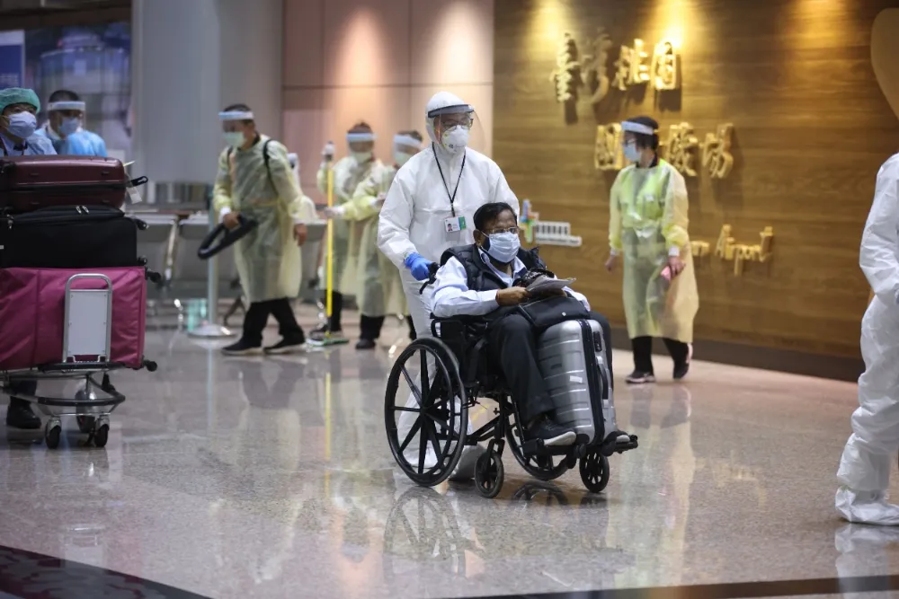 【快訊】印度29台商、僑民搭日航返台送集中檢疫　3人有「呼吸道症狀」送醫