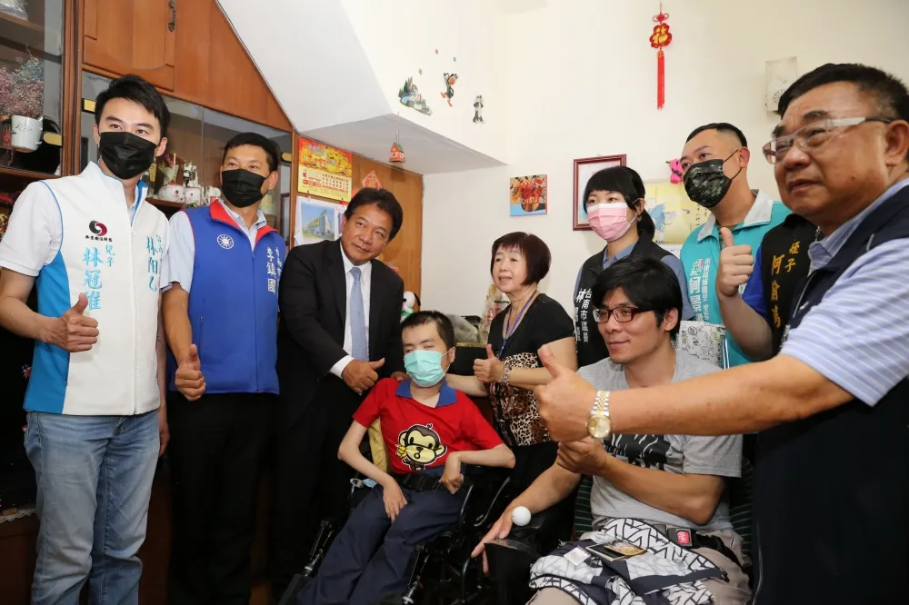 溫馨5月  南市議會表揚模範母親