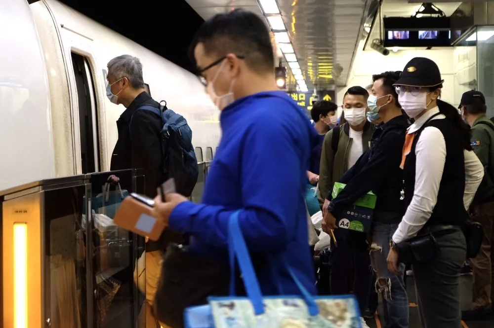 【海陸空防疫升級】高鐵晚上八點起禁飲食　15日開始實施全車對號座