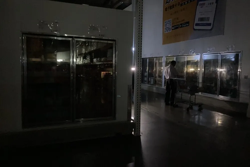 【全台大停電】「瞎拚片」　客鎮定摸黑逛好市多內湖店
