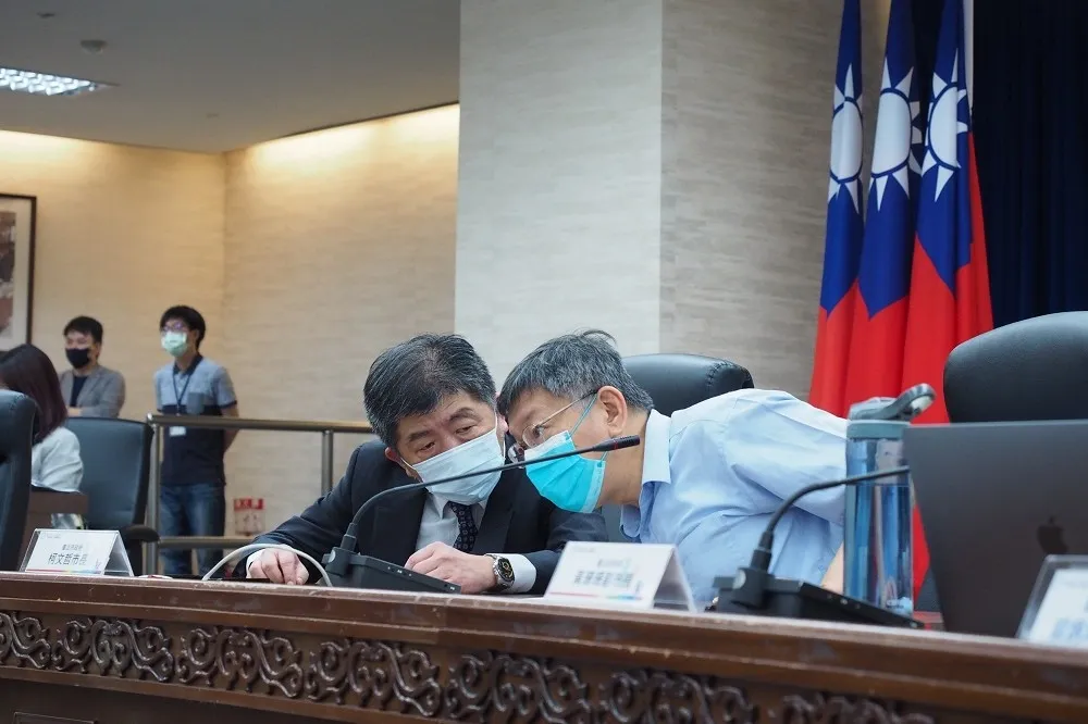 柯文哲攜手陳時中抗疫　拍板增設剝皮寮快篩站、特赦5萬非法外勞