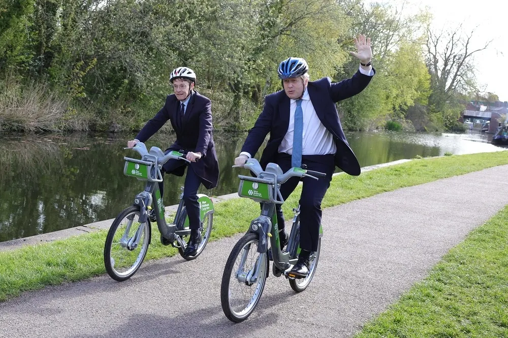 英首相搭直升機參加推廣環保自行車活動　挨轟鋪張浪費