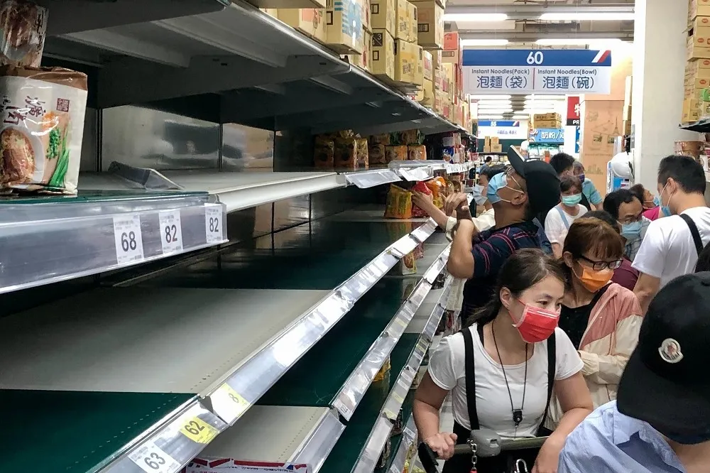 【雙北三級警戒】民眾憂「封城」奔賣場搶購　泡麵、罐頭、衛生紙掃光光