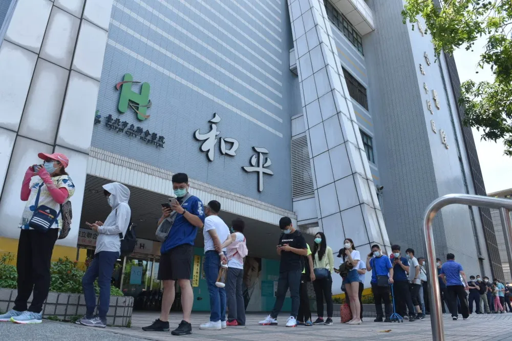 【雙北三級抗疫】和平醫院湧打疫苗人潮　陳時中14:00說明群聚案控制狀況