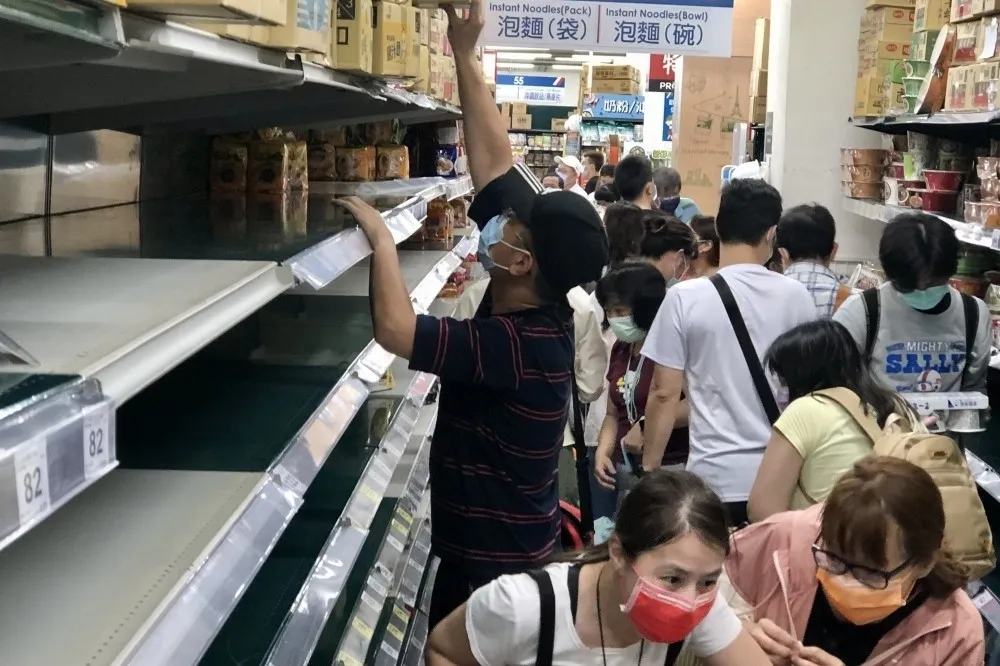 本土爆180例釀賣場搶購潮！　經濟部：米、泡麵、衛生紙同類物資限購2項