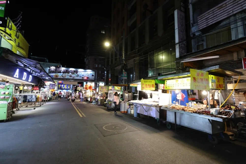 【團結抗疫圖輯】樂華夜市「5/17起休市」空蕩蕩　網友集氣：大家一起撐過才有未來