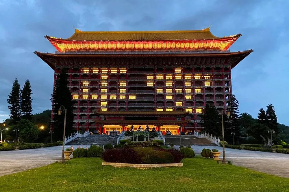 【新冠疫情】防疫加油！圓山、君品點燈打氣　麗寶樂園摩天輪燈光秀輪播「台灣加油」