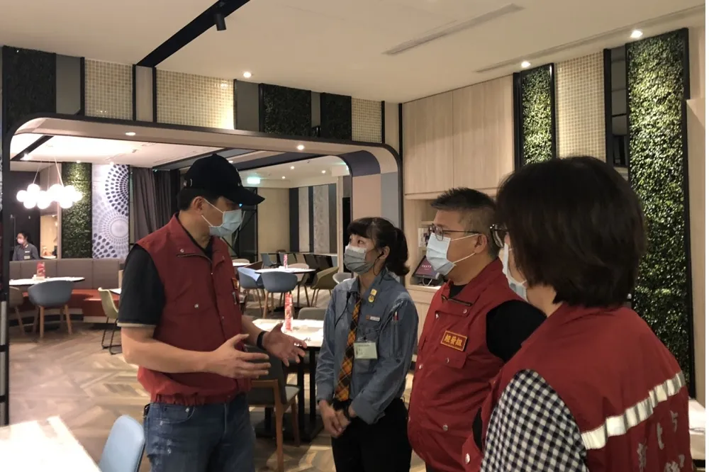 首例！「西堤牛排」蘆洲集賢店沒裝隔板、梅花座　挨罰1.5萬勒令停業