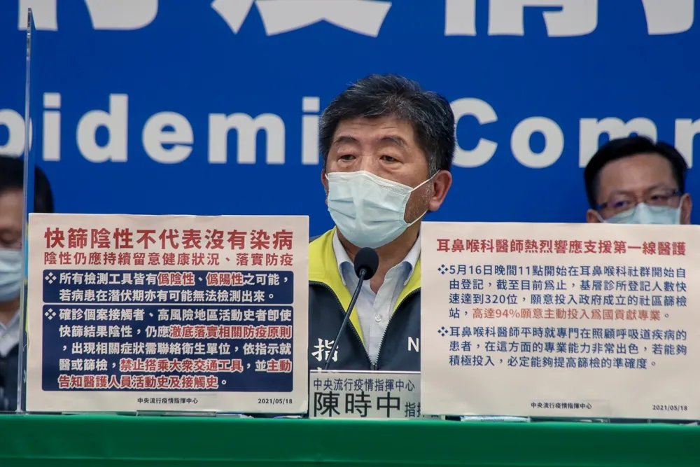 【1婦在家亡】家有確診者怎照顧？　指揮中心公布2張「自保」指引圖
