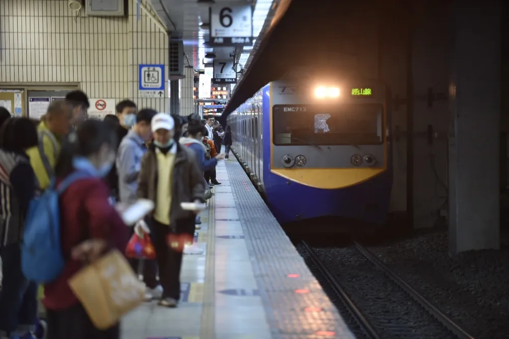 台鐵電車線斷落卡列車　四腳亭至汐止間單線通行