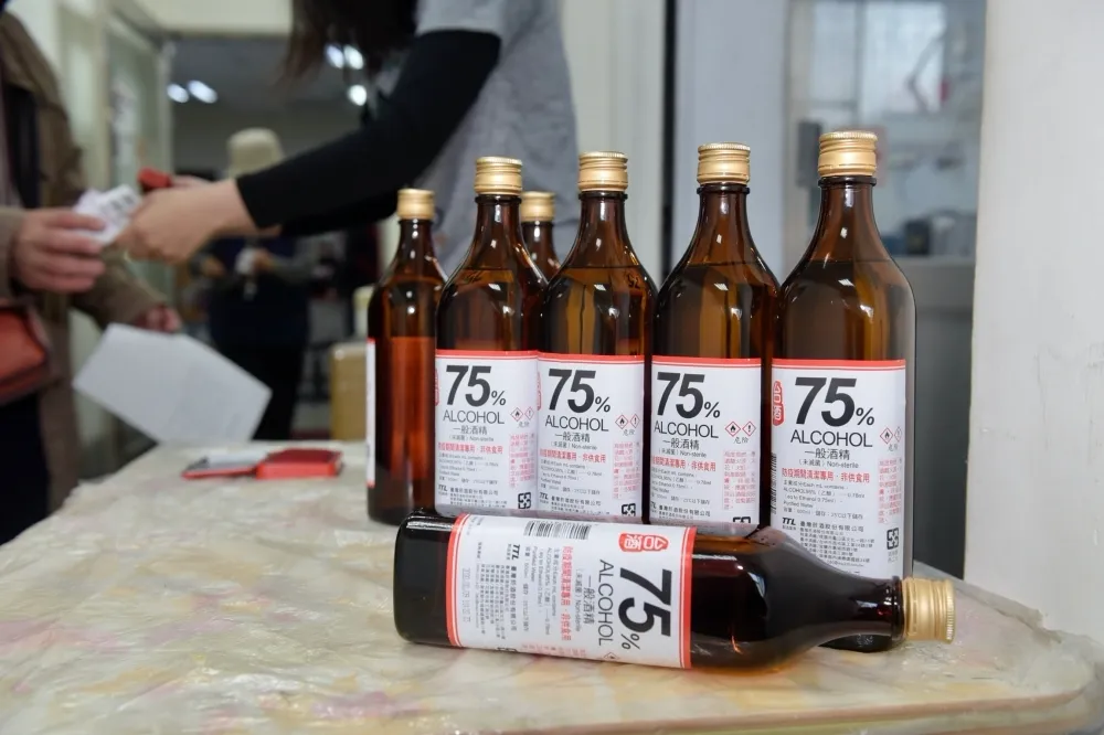 【新冠肺炎】每人每日限量 3 瓶！「台酒防疫酒精」即日起於四大超商、家樂福、全聯等 10 家通路開放販售