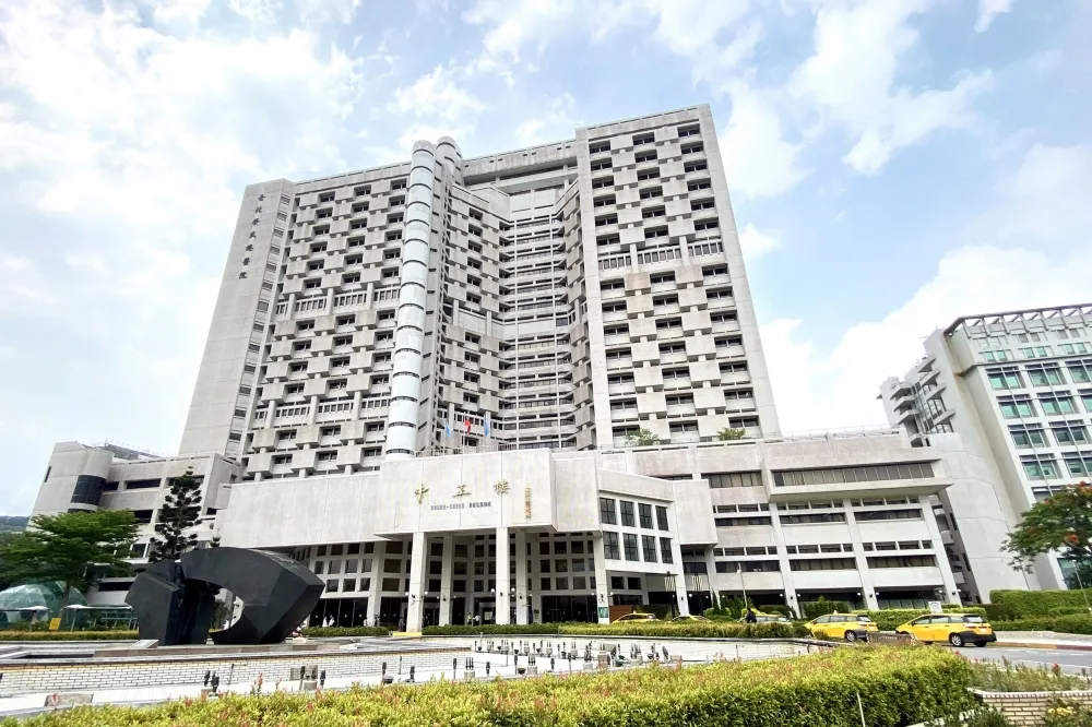【獨家】台大醫院等醫學中心相繼淪陷　台北榮總手術病房1工友確診