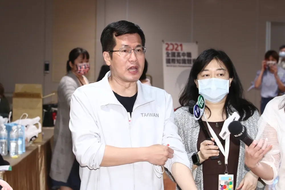 再轟侯友宜「落後部署」集中檢疫所　羅致政亮數字怒斥：台北能，新北不能？