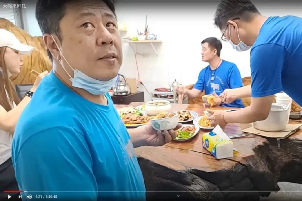 全國三級警戒還在嗨？韓粉「杏仁哥」直播多人聚餐　恐吞1.5萬罰單