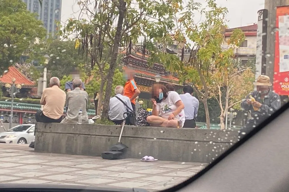 【防疫豬隊友】龍山寺老人還在群聚哈拉！　台中按摩妹「無罩」偷營業