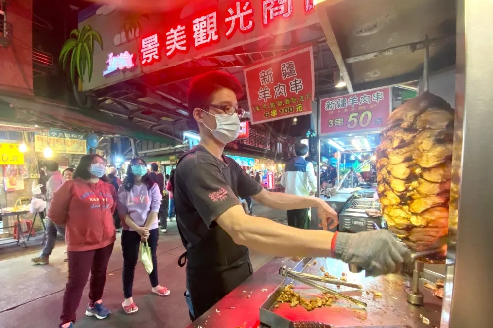 雙北夜市、傳統市場一律不准內用！　餐飲攤商強制改採外帶外送