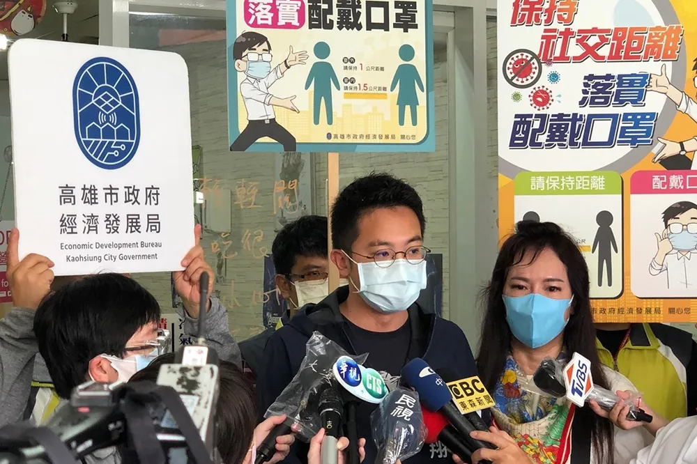 高市餐飲業22日起禁內用　經發局長廖泰翔親赴哈瑪星商圈了解店家配合情形