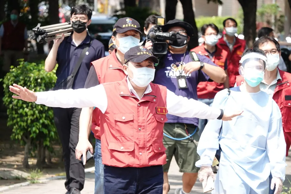 視察板橋、中和機動篩檢站　侯友宜秀「防疫泡泡」距離