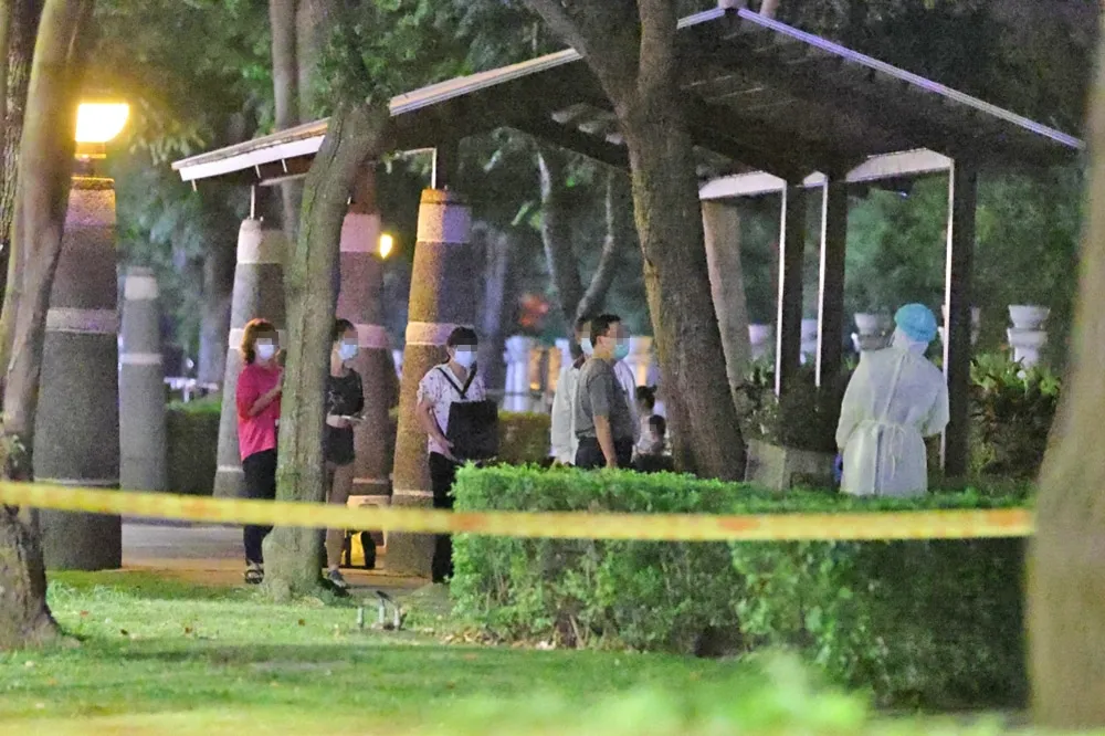 【圖輯】直擊！永和封鎖公園設集結區　專車直送快篩陽性者集中檢疫
