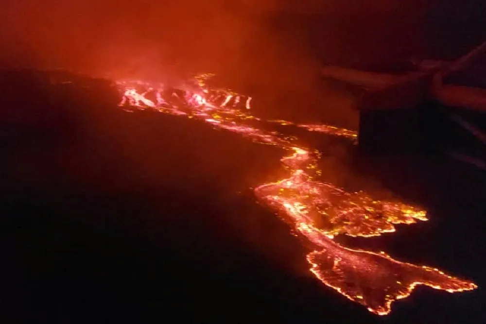 剛果火山爆發釀15死　整片天空染成紅色