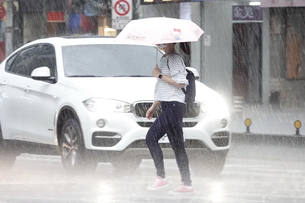 北北基豪雨狂襲　汐止、新店發布1級淹水警戒　深坑、烏來2級警戒